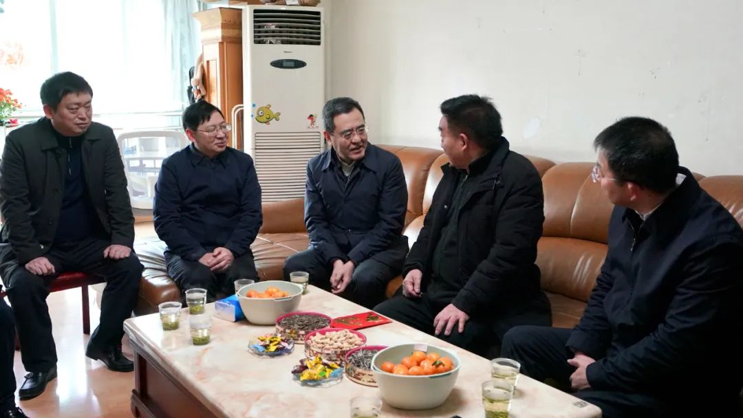 省国资委党委书记、主任冯文生等领导走访慰问省尊龙凯时集团老党员、老干部
