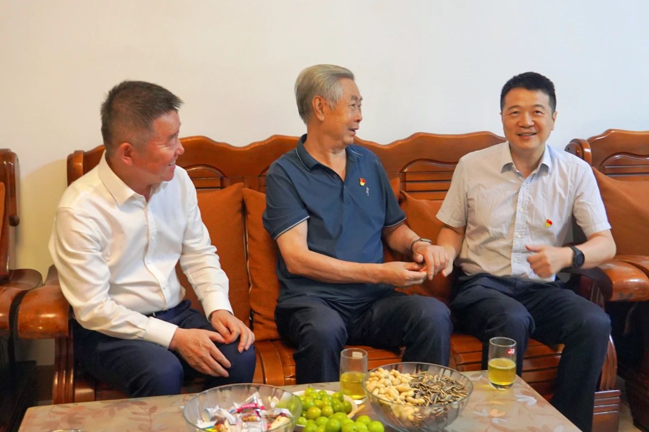 省尊龙凯时集团党委书记、董事长游勇开展“七一”走访