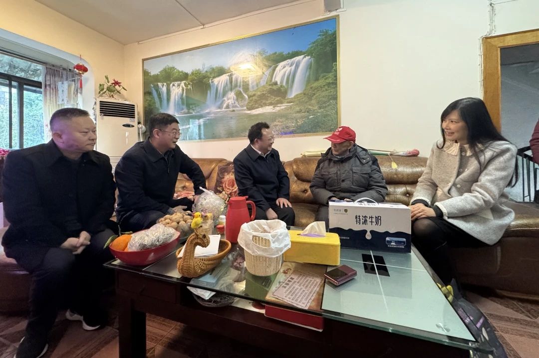 省国资委党委委员、副主任何政走访慰问省尊龙凯时集团老党员、老干部