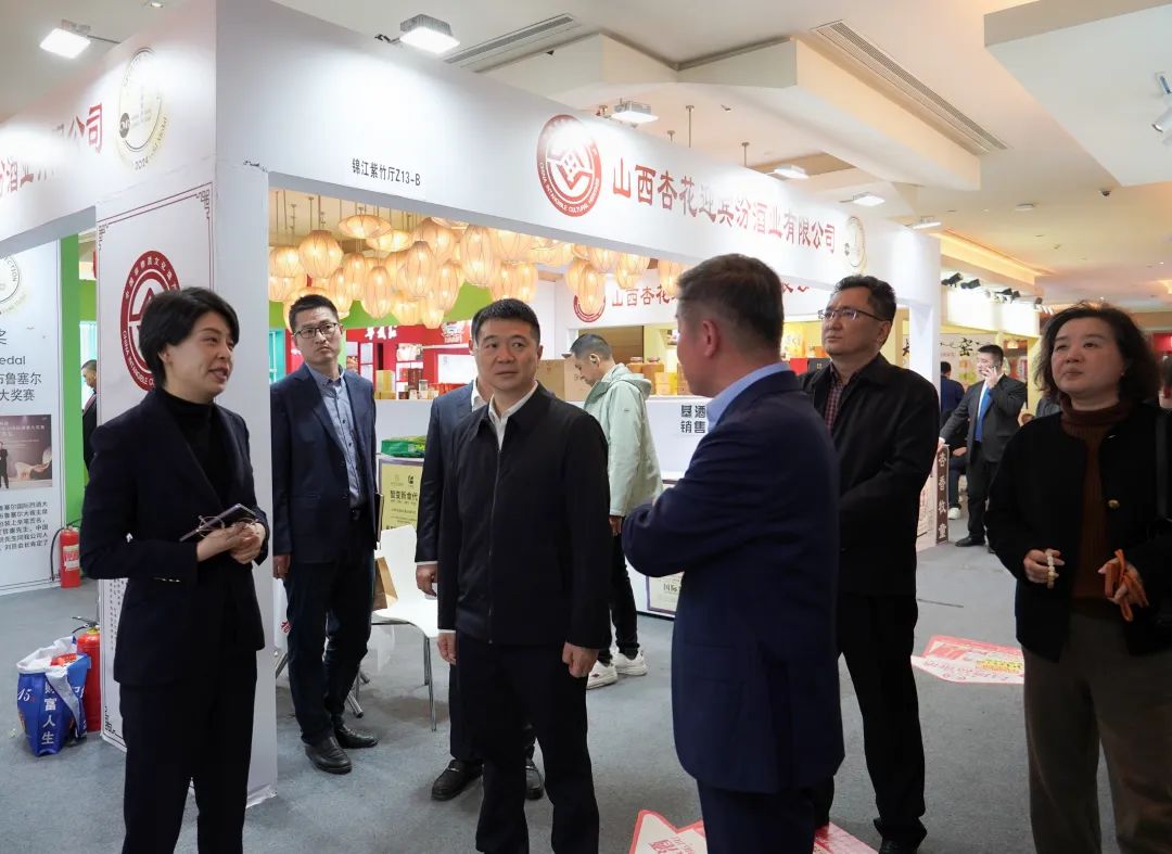 省尊龙凯时集团党委书记、董事长游勇率队到2025锦江宾馆春季酒类商务洽谈会现场检查指导重点工作